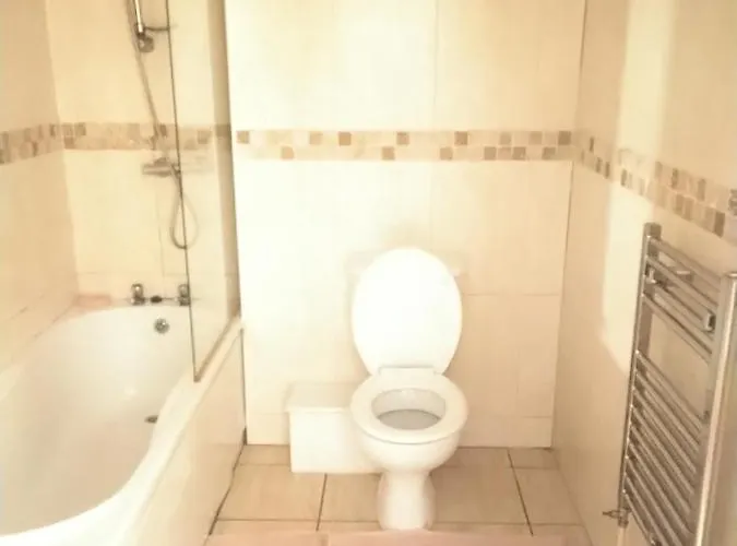 Double Close To And Centre * Bradford (West Yorkshire)