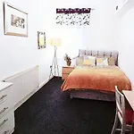Double Close To And Centre מלון